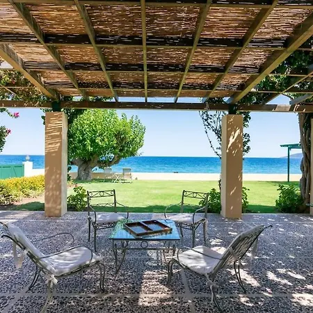 Vila Beachfront Evgenia Leonídion