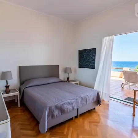 Beachfront Evgenia Villa Leonídion